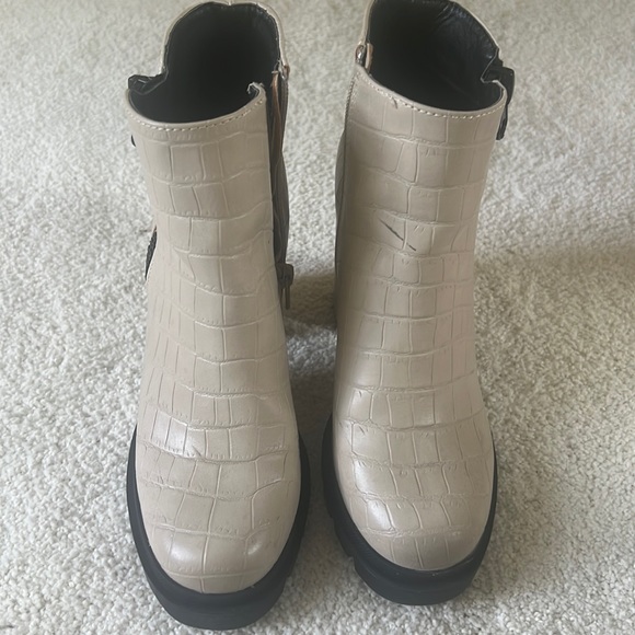 Shoes - Like new boots